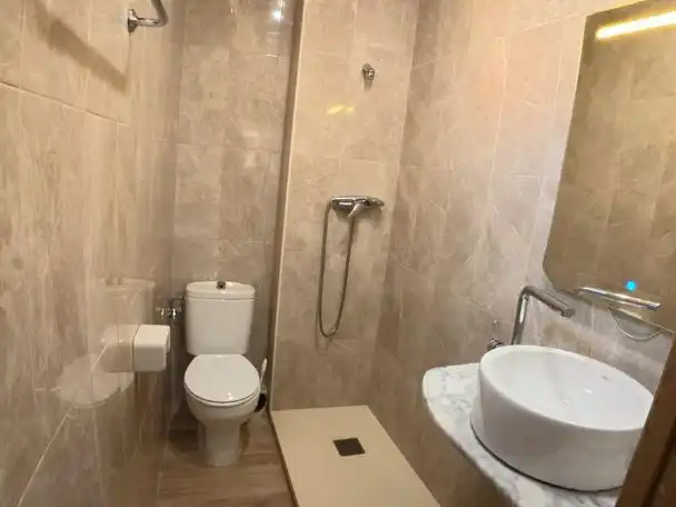 Bathroom of Flat for rent in Part Alta