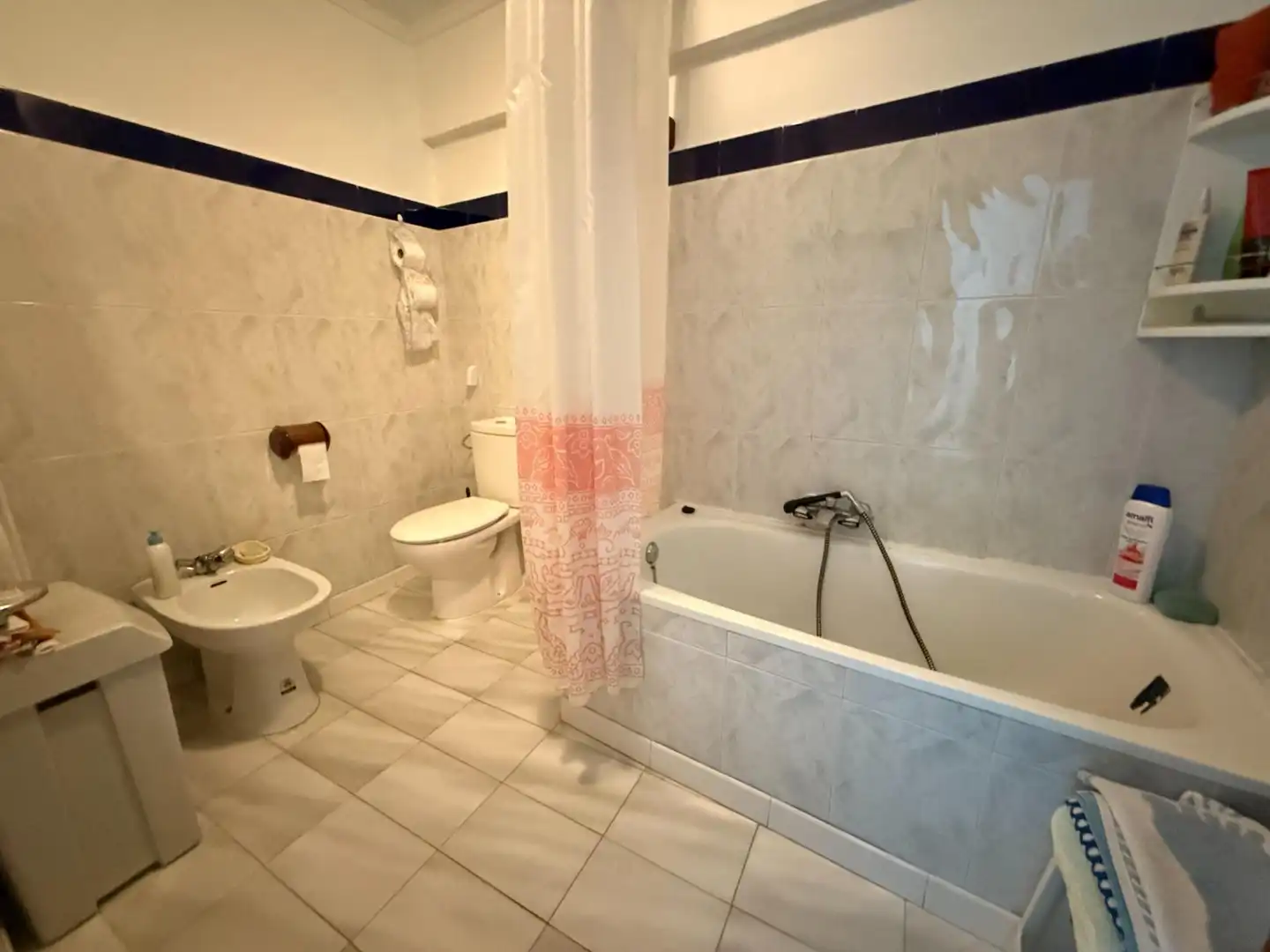 Badezimmer von Einfamilien-Reihenhaus zum Verkauf in Rasines mit Privatgarten, Terrasse und Abstellraum