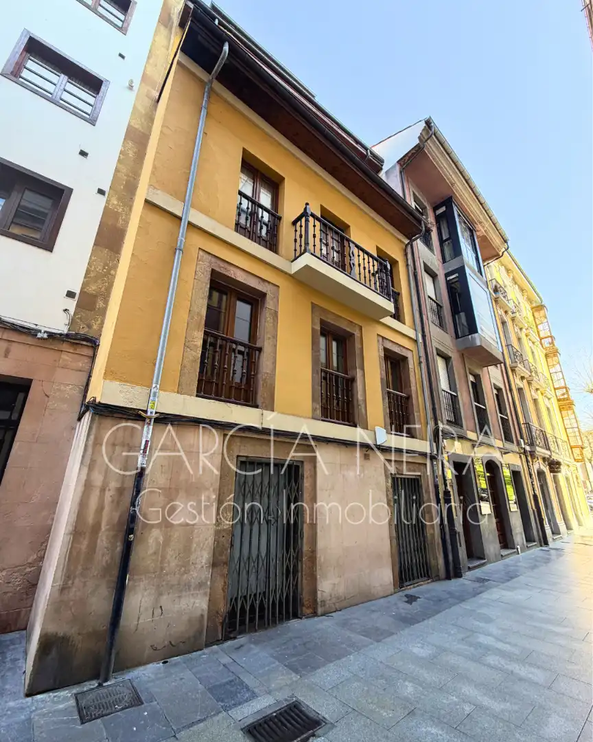 Vista exterior de Piso en venta en Oviedo  con Calefacción y Amueblado