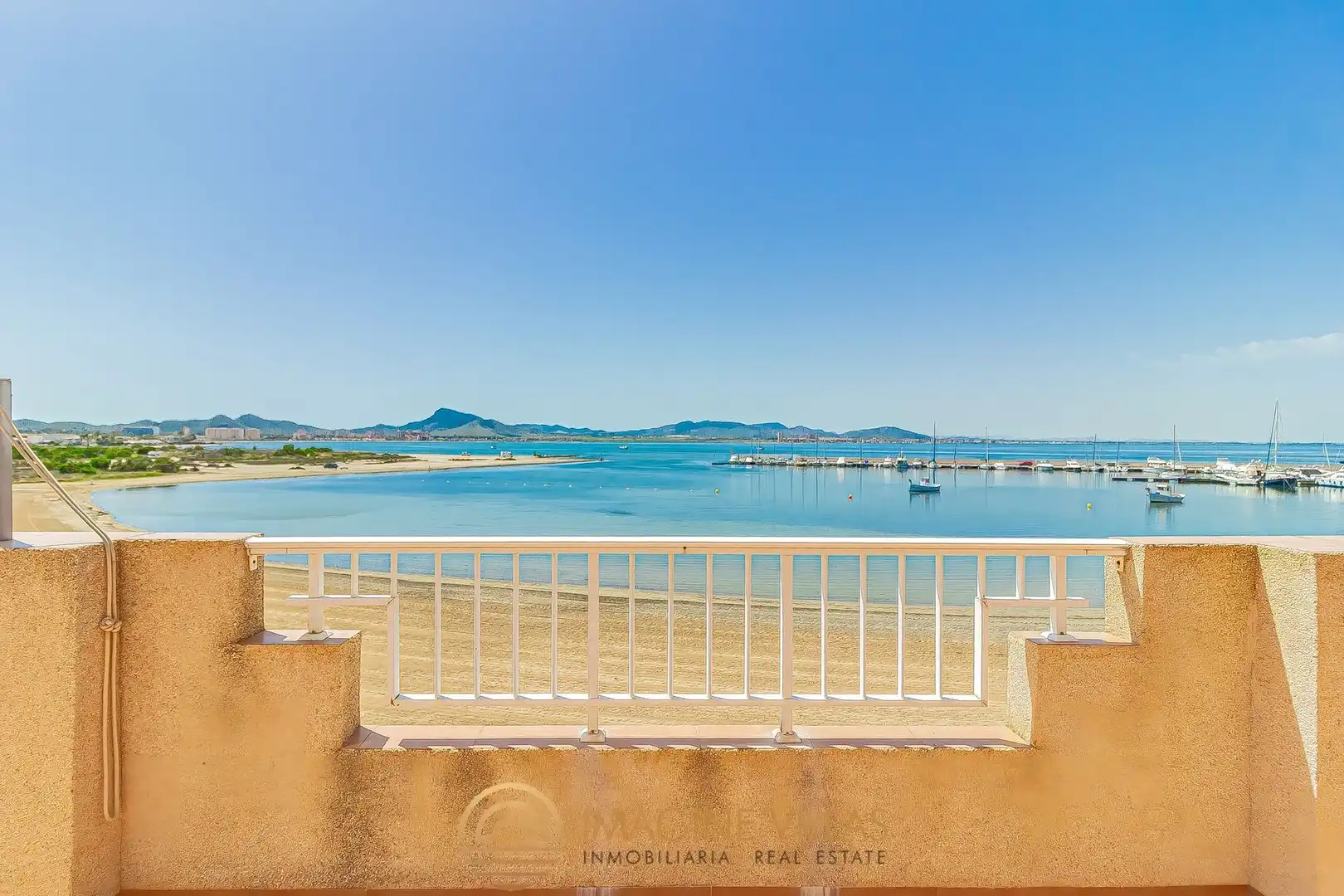 Vista exterior de Àtic en venda en La Manga del Mar Menor amb Terrassa, Traster i Piscina comunitària