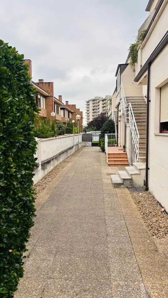 Außenansicht von Haus oder Chalet zur Miete in Laredo mit Privatgarten und Terrasse