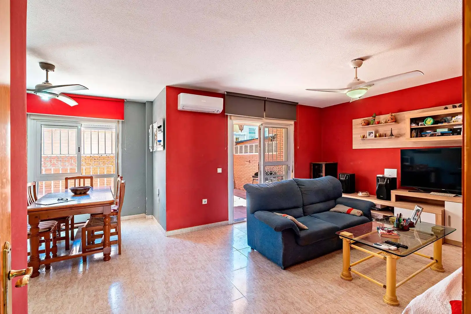 Sala d'estar de Casa adosada en venda en Roquetas de Mar amb Terrassa