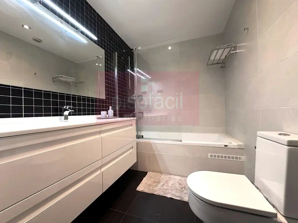 Bathroom of Flat for rent in Lugo