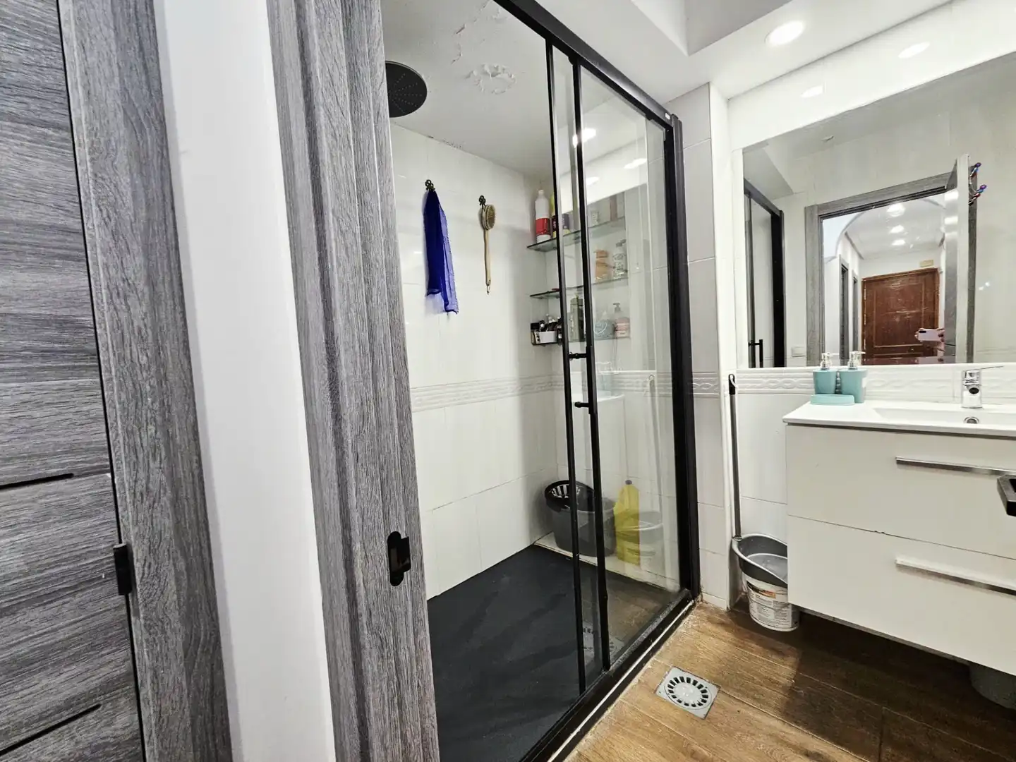 Bathroom of Flat for sale in Madrid  with Air Conditioner and Heating