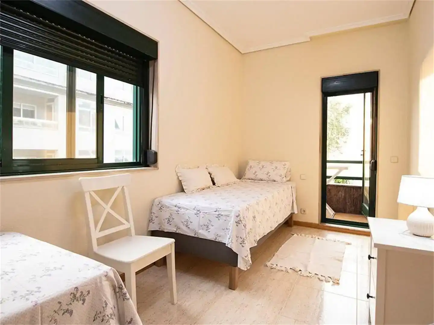 Schlafzimmer von Wohnungen zur Miete in Vigo  mit Möbliert und Balkon