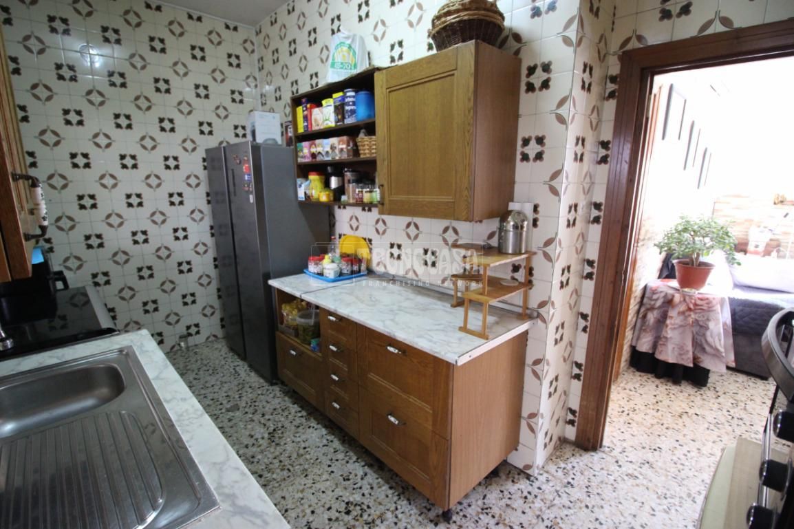 Cuina de Casa adosada en venda en Churriana de la Vega amb Balcó