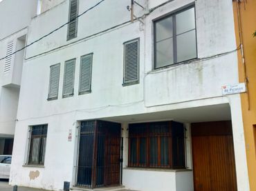 Casa amb balcó en venda a Carrer de Picasso 26