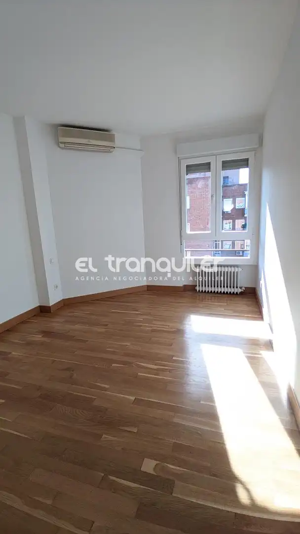Schlafzimmer von Wohnung zum Verkauf in Madrid mit Klimaanlage, Parkett und Terrasse
