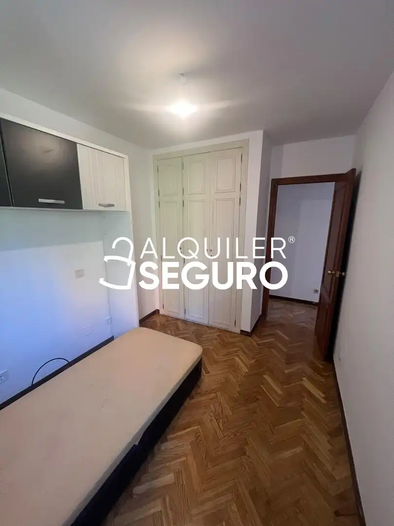 Dormitori de Pis de lloguer en Madrid amb Aire condicionat, Calefacció i Terrassa