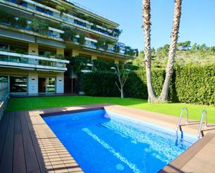 Swimming pool of Flat for sale in  Barcelona Capital  with Air Conditioner, Heating and Private garden