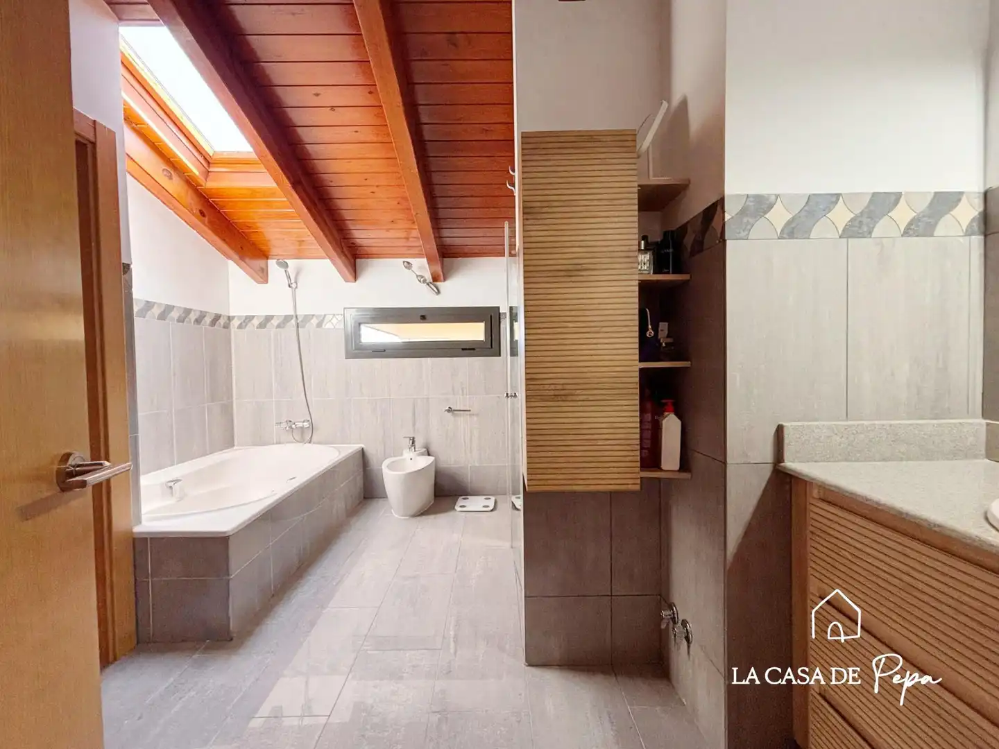 Badezimmer von Haus oder Chalet zum Verkauf in Begues mit Heizung und Schwimmbad