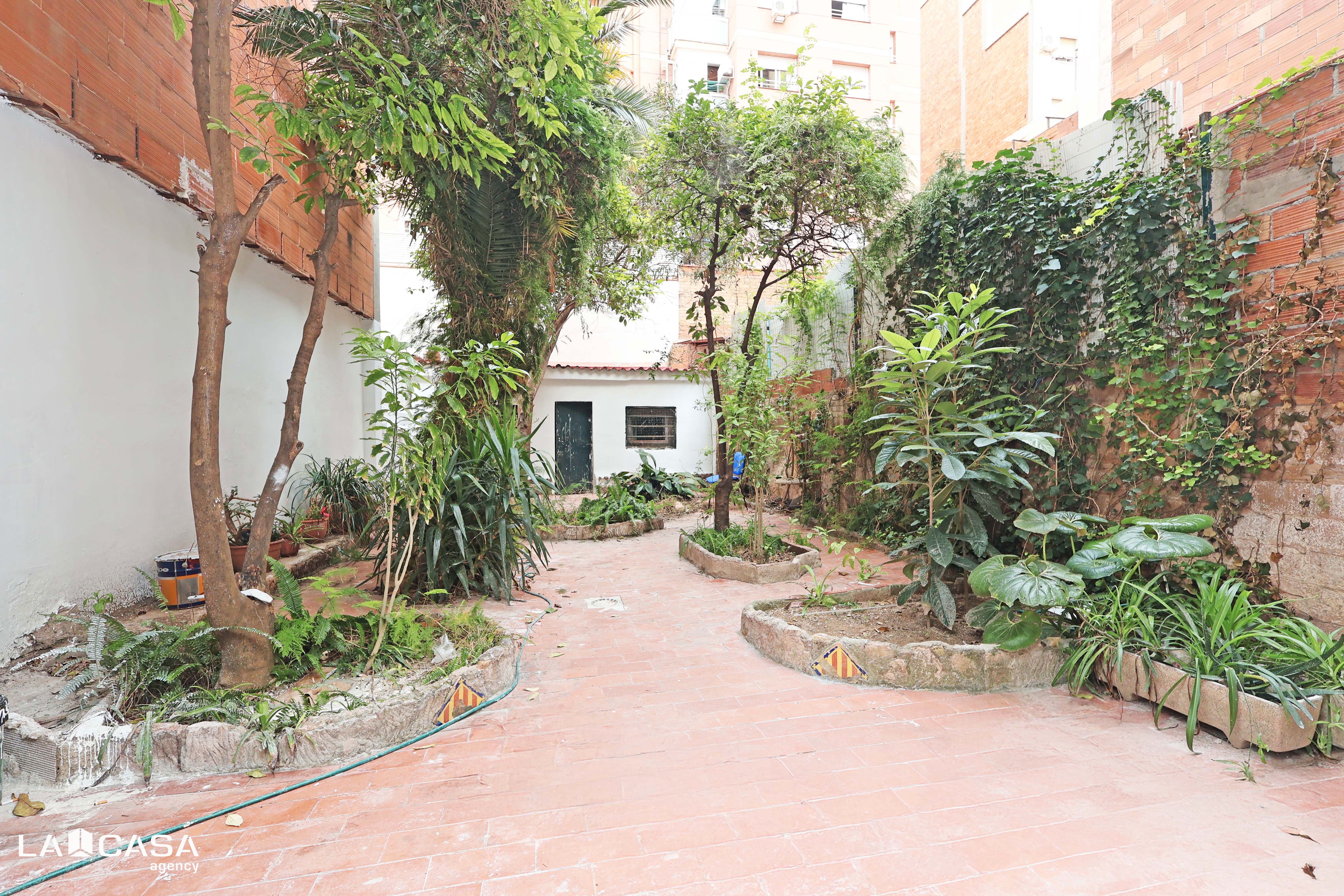 Jardí de Planta baixa en venda en Esplugues de Llobregat amb Terrassa