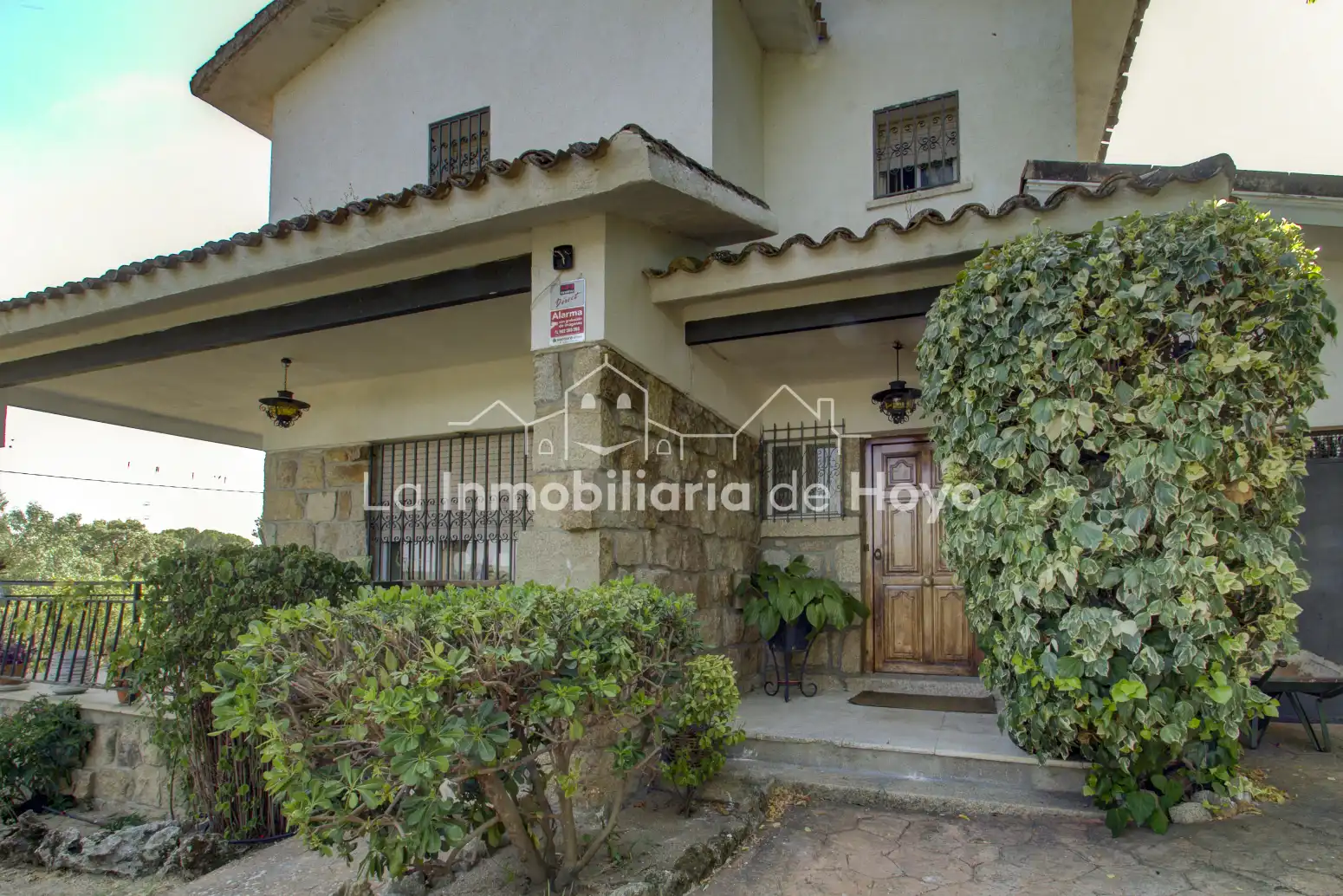 Vista exterior de Casa o xalet en venda en Hoyo de Manzanares amb Calefacció, Jardí privat i Terrassa