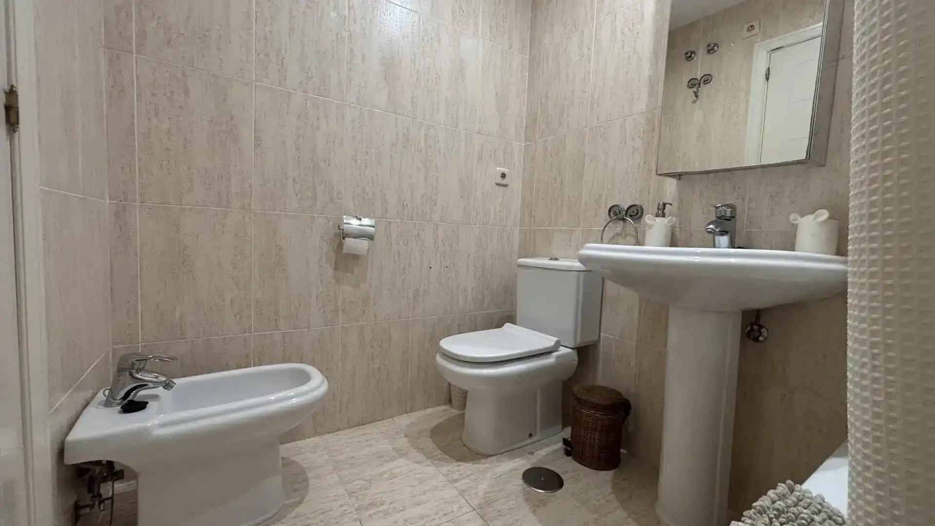 Badezimmer von Wohnung zur Miete in Rota mit Klimaanlage, Privatgarten und Schwimmbad
