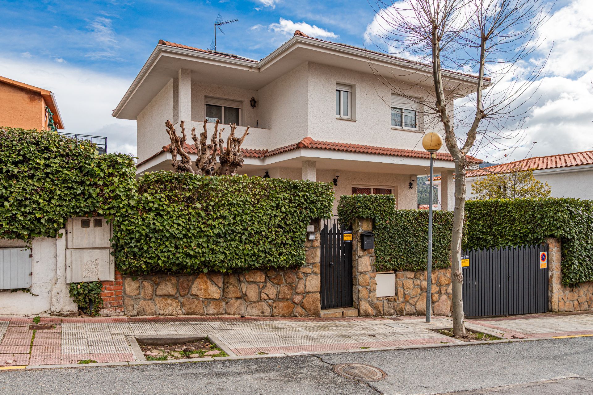 Vista exterior de Casa o xalet en venda en Moralzarzal amb Calefacció, Jardí privat i Parquet