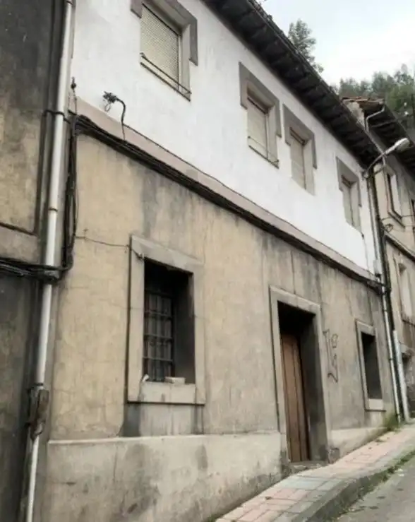 Vista exterior de Casa adosada en venda en Mieres (Asturias) amb Jardí privat i Traster