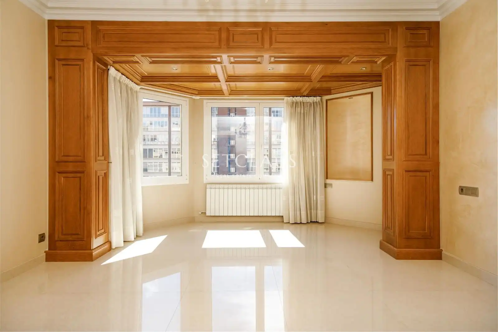 Flat for sale in Barcelona  with Air Conditioner and Alarm