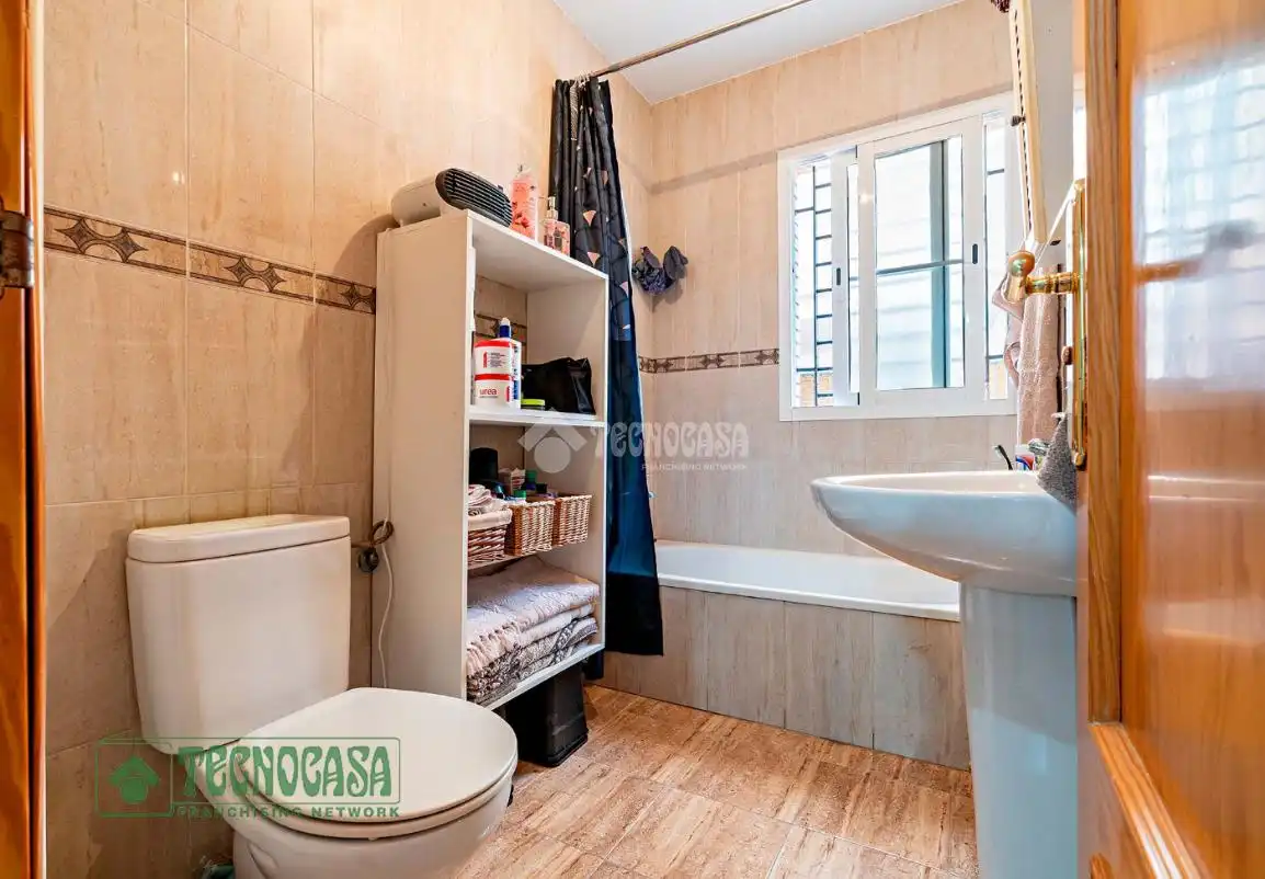 Baño de Piso en venta en Roquetas de Mar con Jardín privado, Terraza y Balcón
