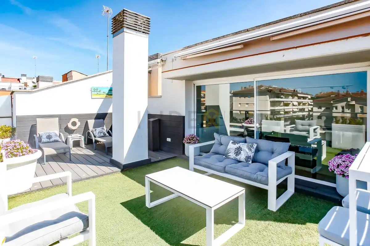 Terraza de Ático en venta en Sitges con Aire acondicionado, Calefacción y Piscina comunitaria