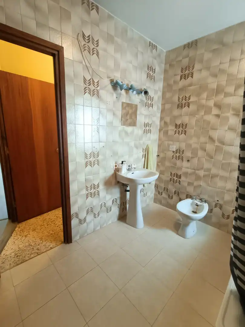 Badezimmer von Wohnung zum Verkauf in Plasencia mit Klimaanlage, Heizung und Parkett