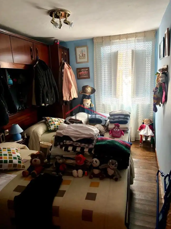 Dormitori de Casa o xalet en venda en León Capital  amb Jardí privat
