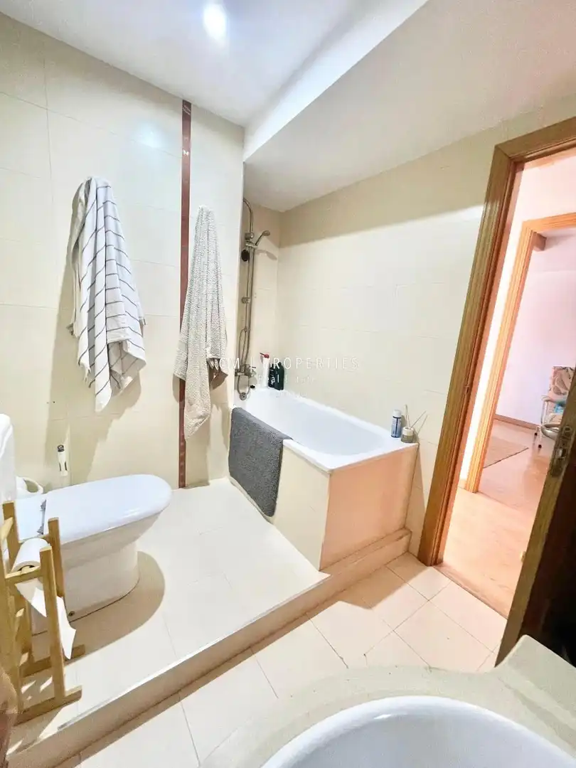 Bathroom of Duplexes for rent in Valencia  with Air Conditioner, Heating and Parquet flooring