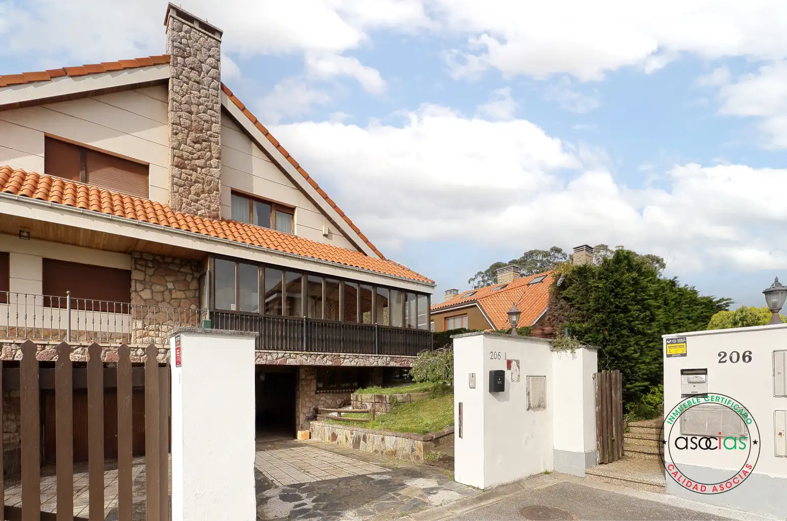 Vista exterior de Casa adosada en venta en Gijón  con Calefacción, Jardín privado y Terraza