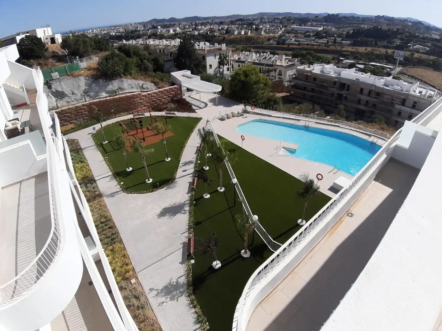 Piscina de Ático de alquiler en Fuengirola con Terraza, Trastero y Jacuzzi