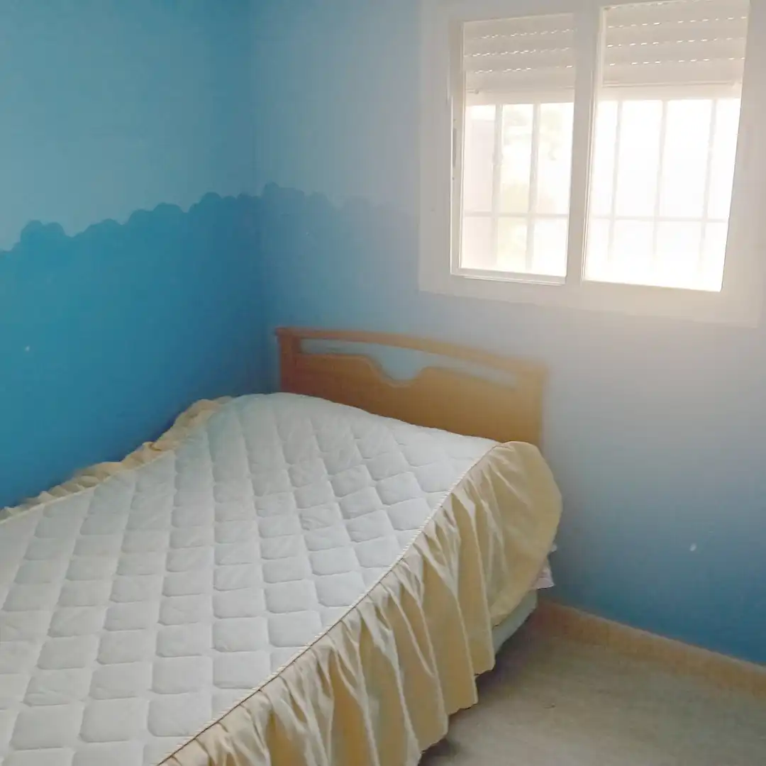 Dormitori de Casa adosada en venda en Aranjuez amb Jardí privat, Moblat i Alarma