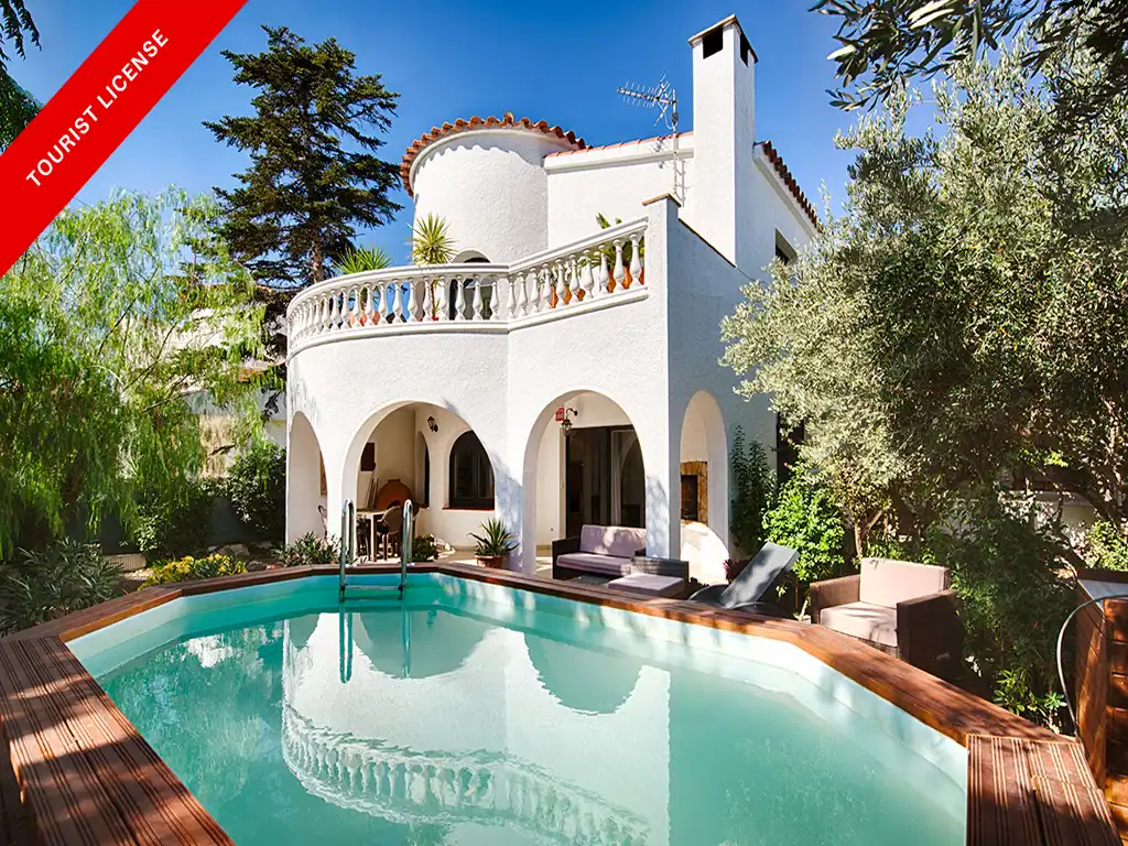 House with pool for sale in Requesens
