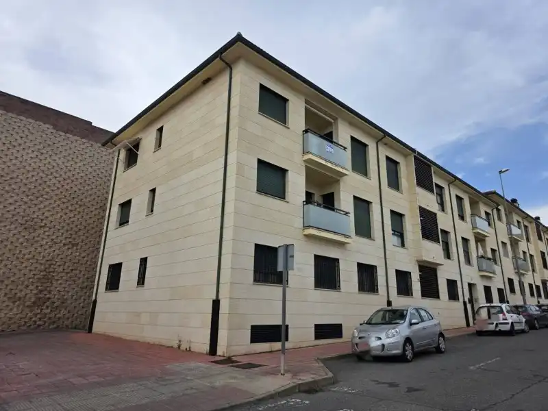 Vista exterior de Pis en venda en Plasencia amb Aire condicionat, Calefacció i Jardí privat