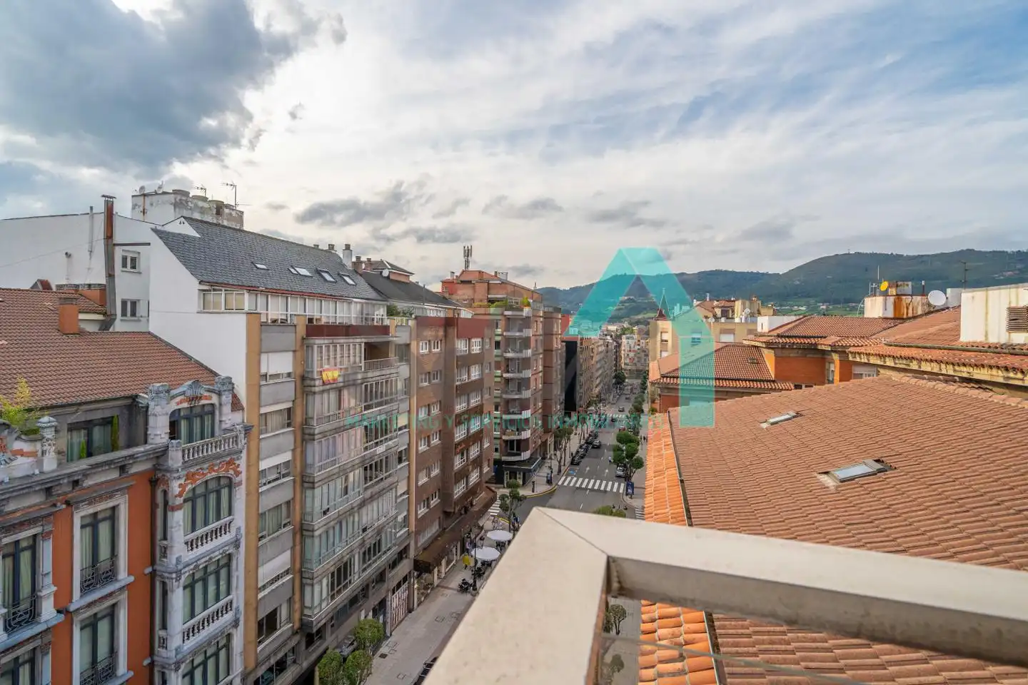 Vista exterior de Pis en venda en Oviedo  amb Calefacció, Parquet i Terrassa