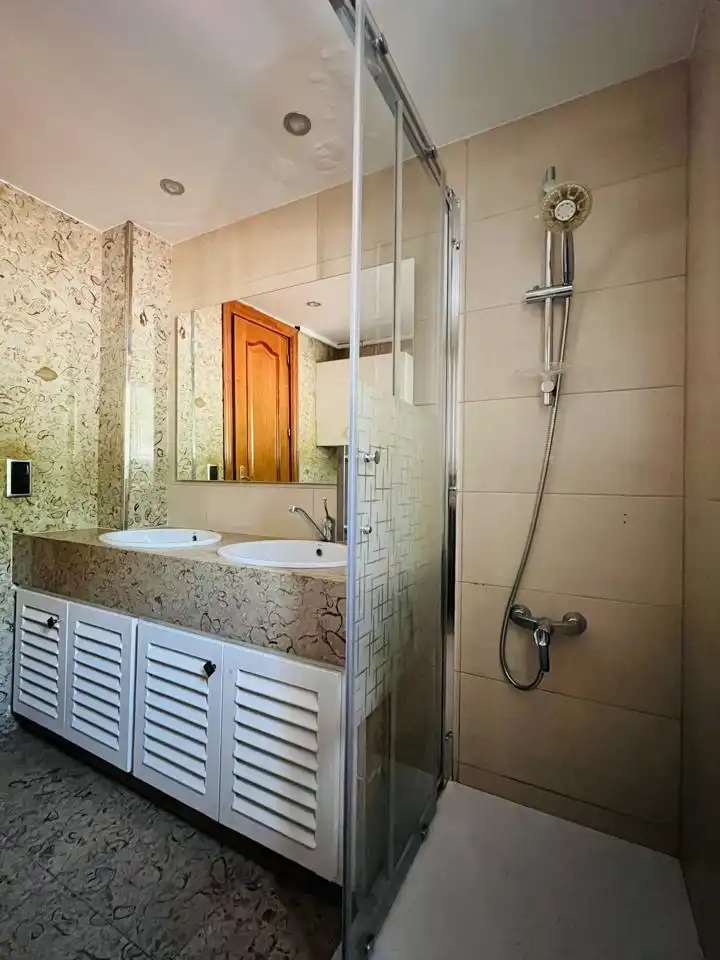 Badezimmer von Erdgeschoss zum Verkauf in Tarragona mit Terrasse