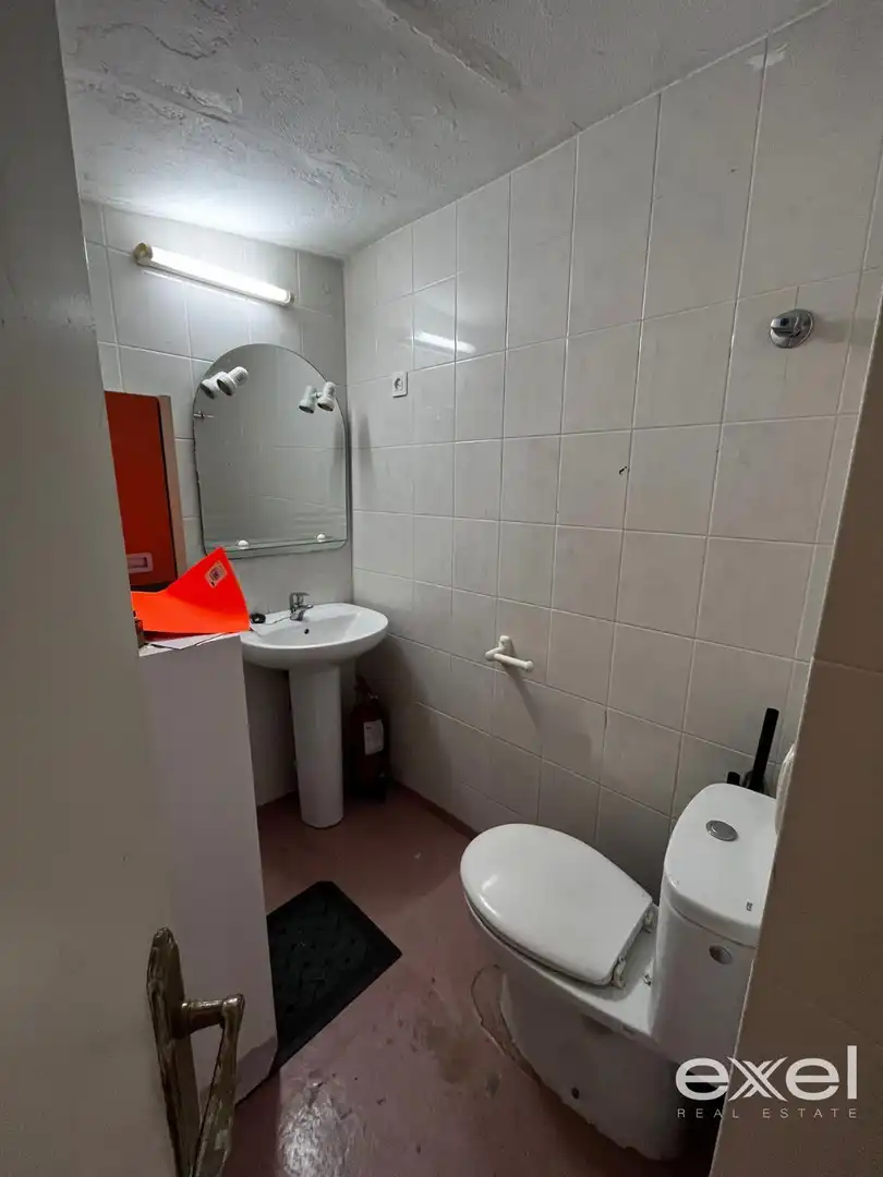 Badezimmer von Geschaftsraum zur Miete in Sant Joan Despí