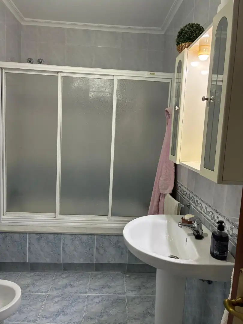Badezimmer von Dachboden zum Verkauf in Barreiros mit Heizung, Abstellraum und Möbliert