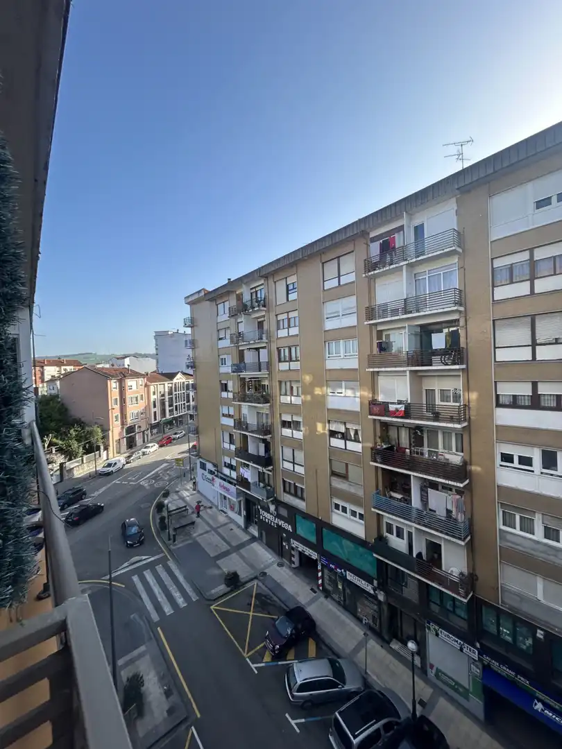 Vista exterior de Piso de alquiler en Torrelavega  con Calefacción, Parquet y Amueblado