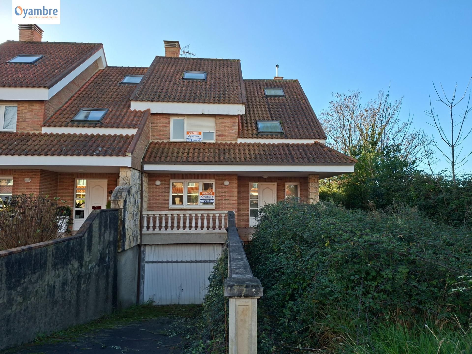 Vista exterior de Casa adosada en venda en Gijón  amb Calefacció, Jardí privat i Parquet