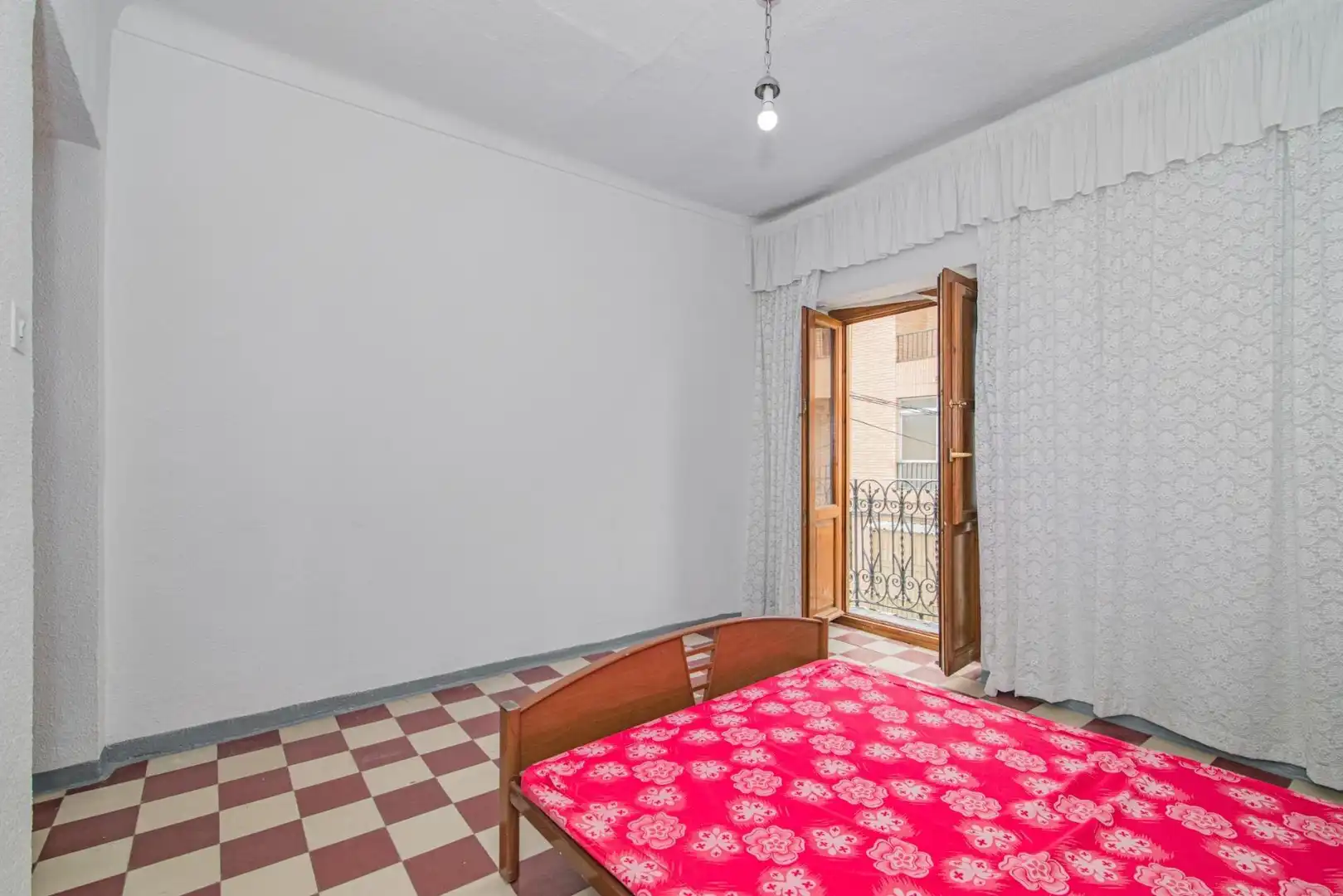 Habitación de Casa adosada en venta en Pinos Puente con Terraza, Trastero y Balcón