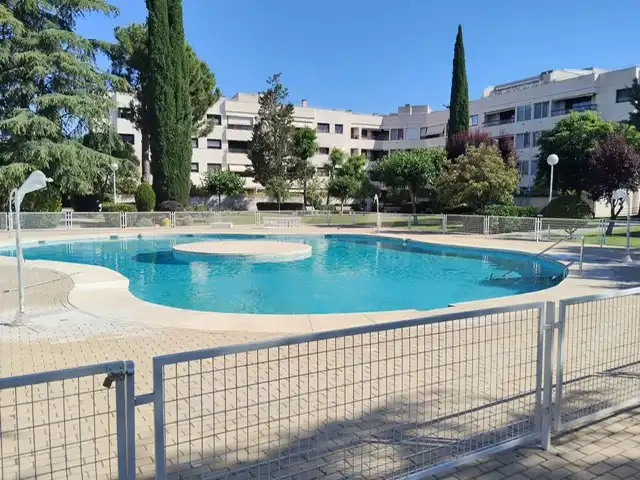 Swimming pool of Flat for rent in Pozuelo de Alarcón  with Air Conditioner, Heating and Private garden