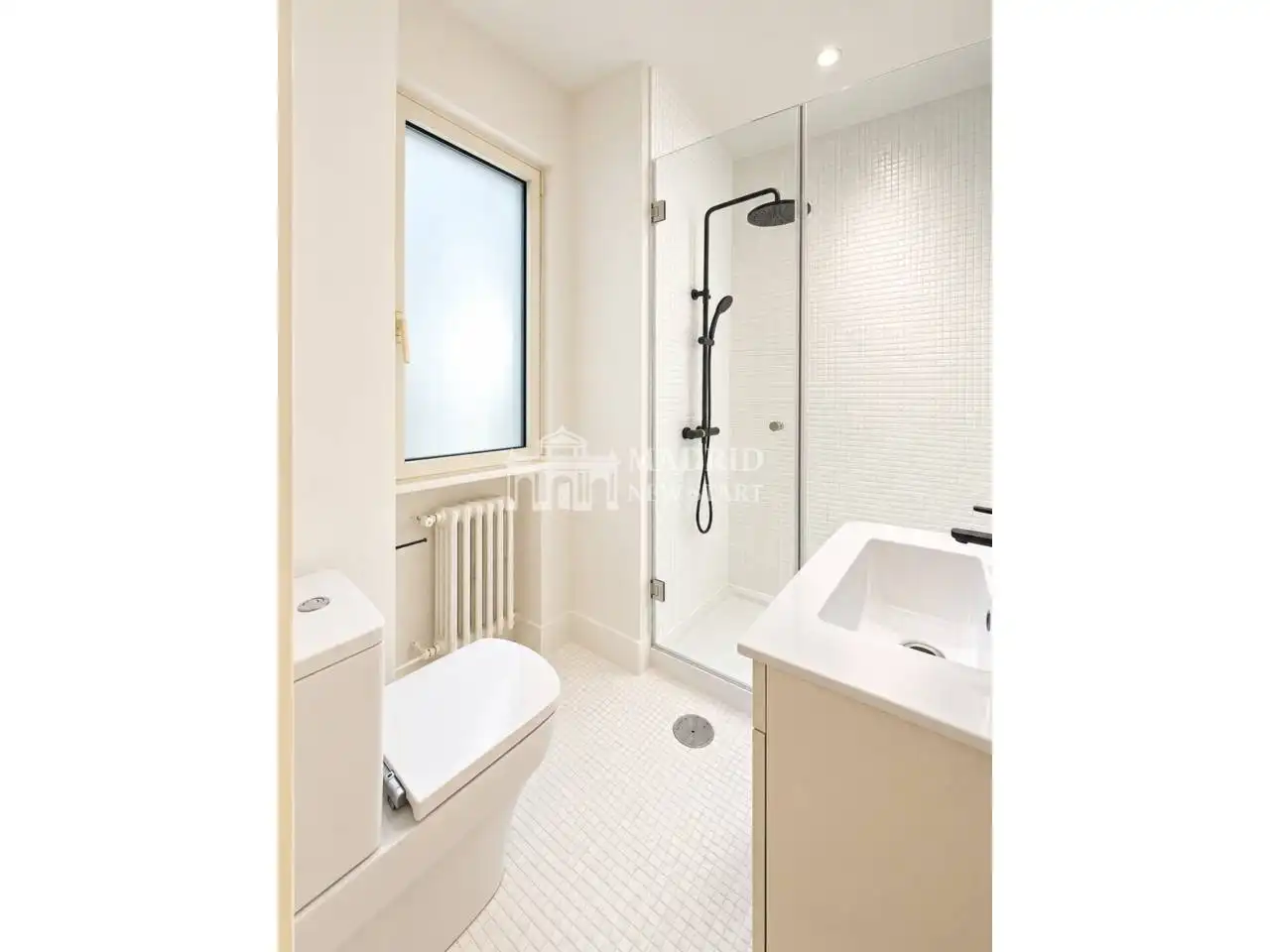 Bathroom of Flat for rent in Madrid  with Air Conditioner, Heating and Parquet flooring