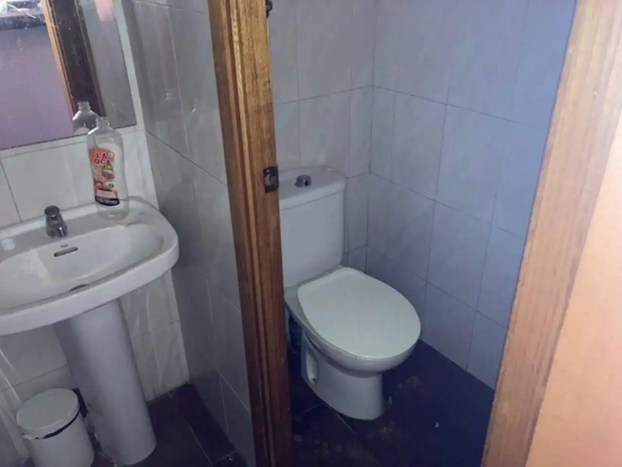 Baño de Local en venta en Cornellà de Llobregat