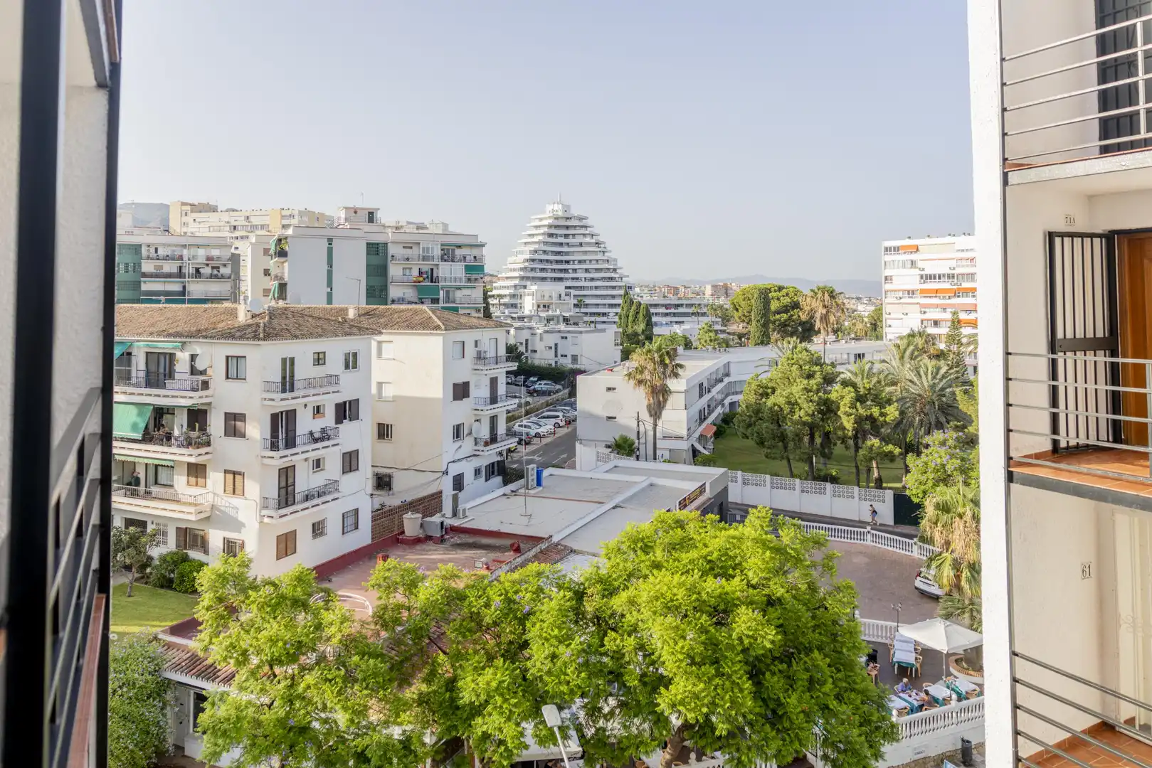 Vista exterior de Apartament en venda en Benalmádena amb Aire condicionat, Jardí privat i Parquet