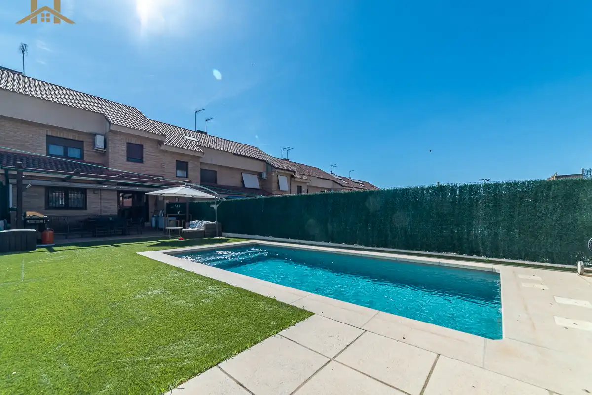 Piscina de Casa adosada en venda en Navalcarnero amb Aire condicionat, Calefacció i Jardí privat