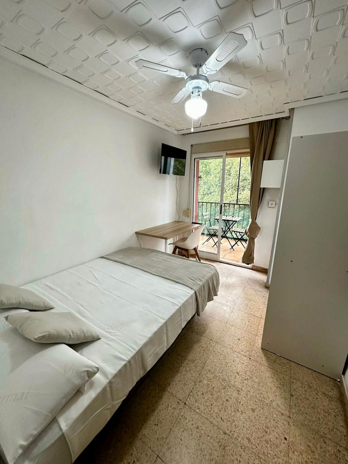 Bedroom of Flat to share in  Valencia Capital  with Washing machine, TV and Balcony