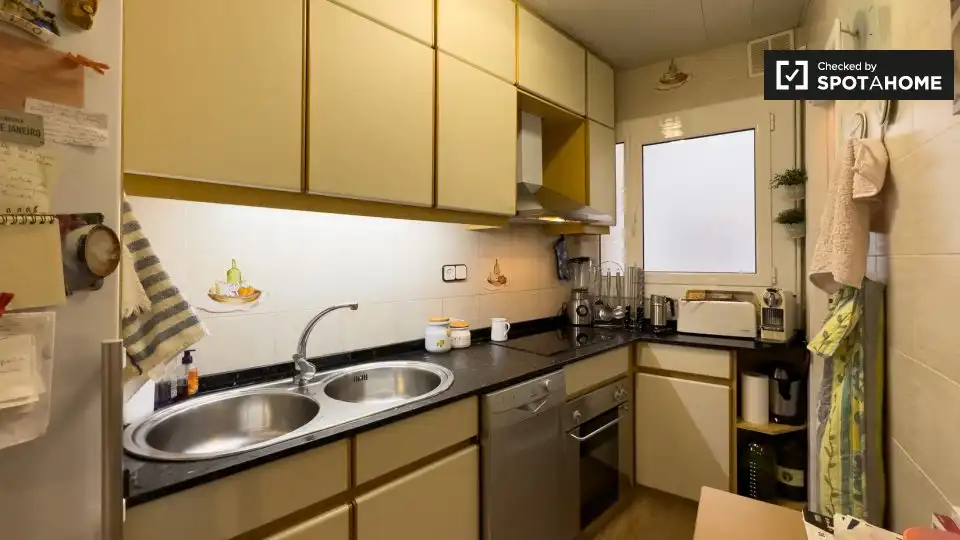 Kitchen of Flat for share in Nou Barris