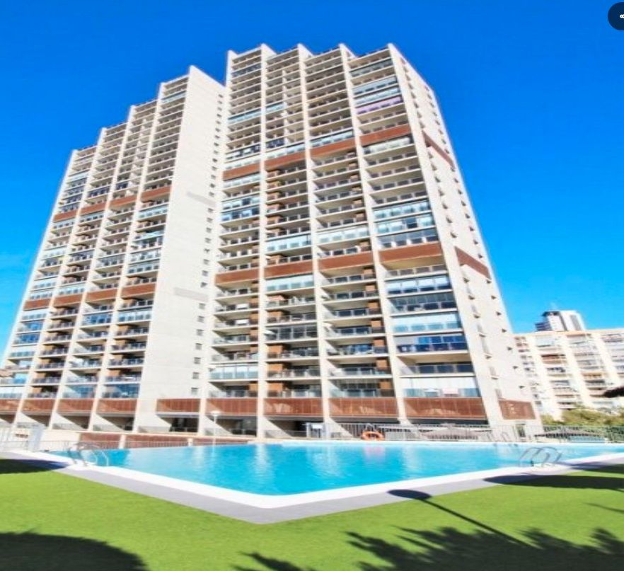Vista exterior de Apartamento en venta en Benidorm con Terraza y Piscina comunitaria