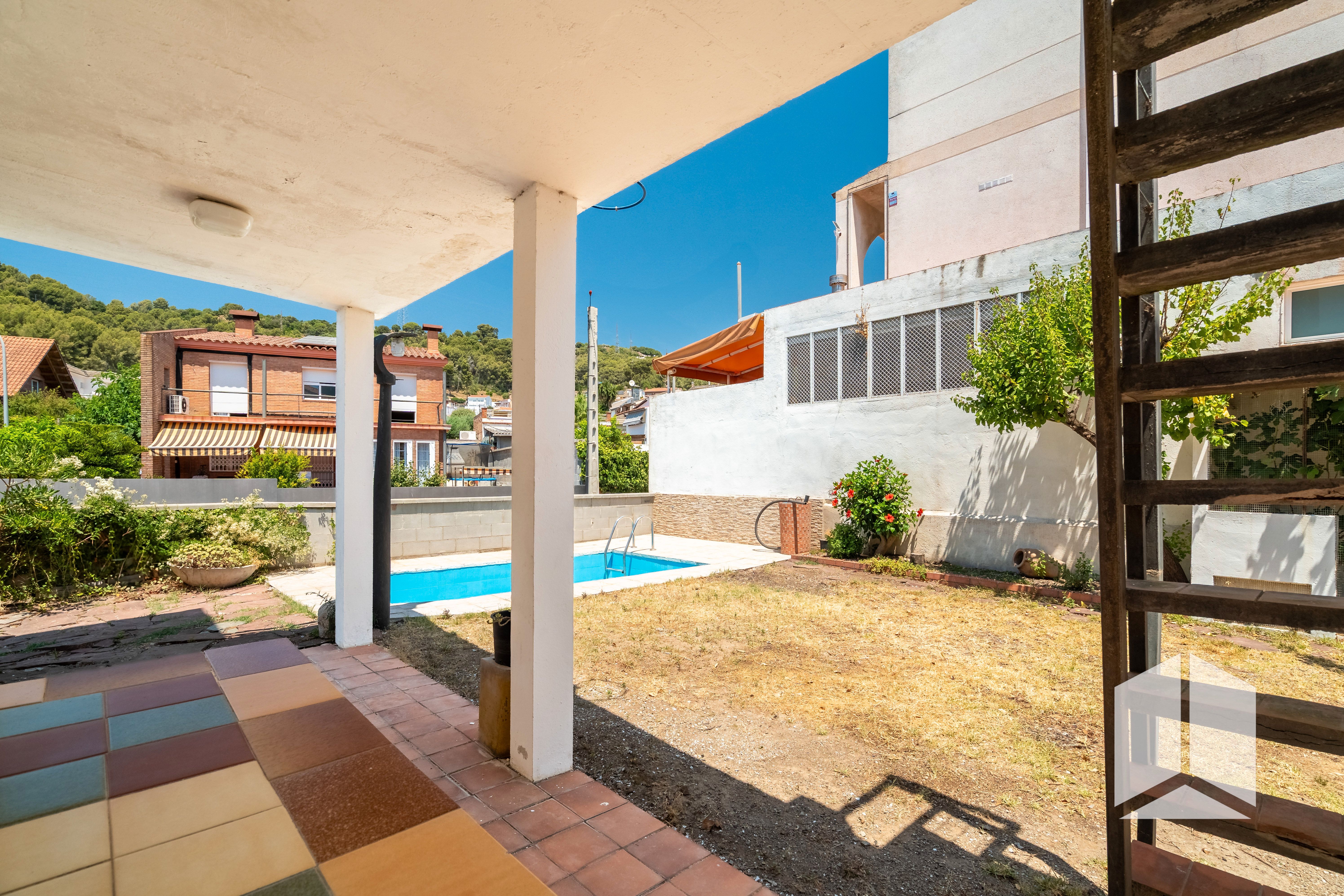 Exterior view of House or chalet for sale in Viladecans  with Terrace, Swimming Pool and Balcony