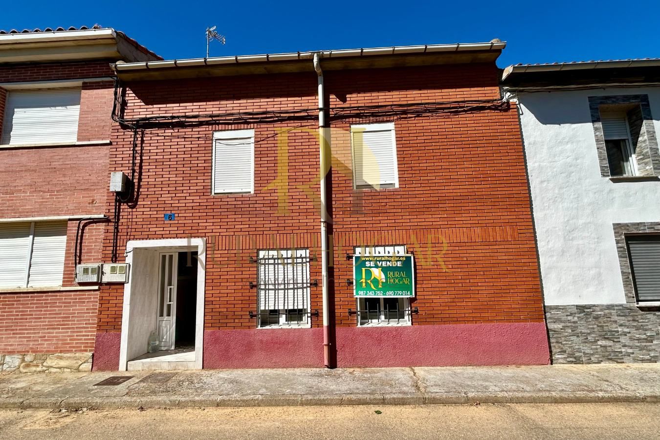 Exterior view of House or chalet for sale in Villamandos  with Heating and Furnished
