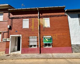 Exterior view of House or chalet for sale in Villamandos  with Heating and Furnished