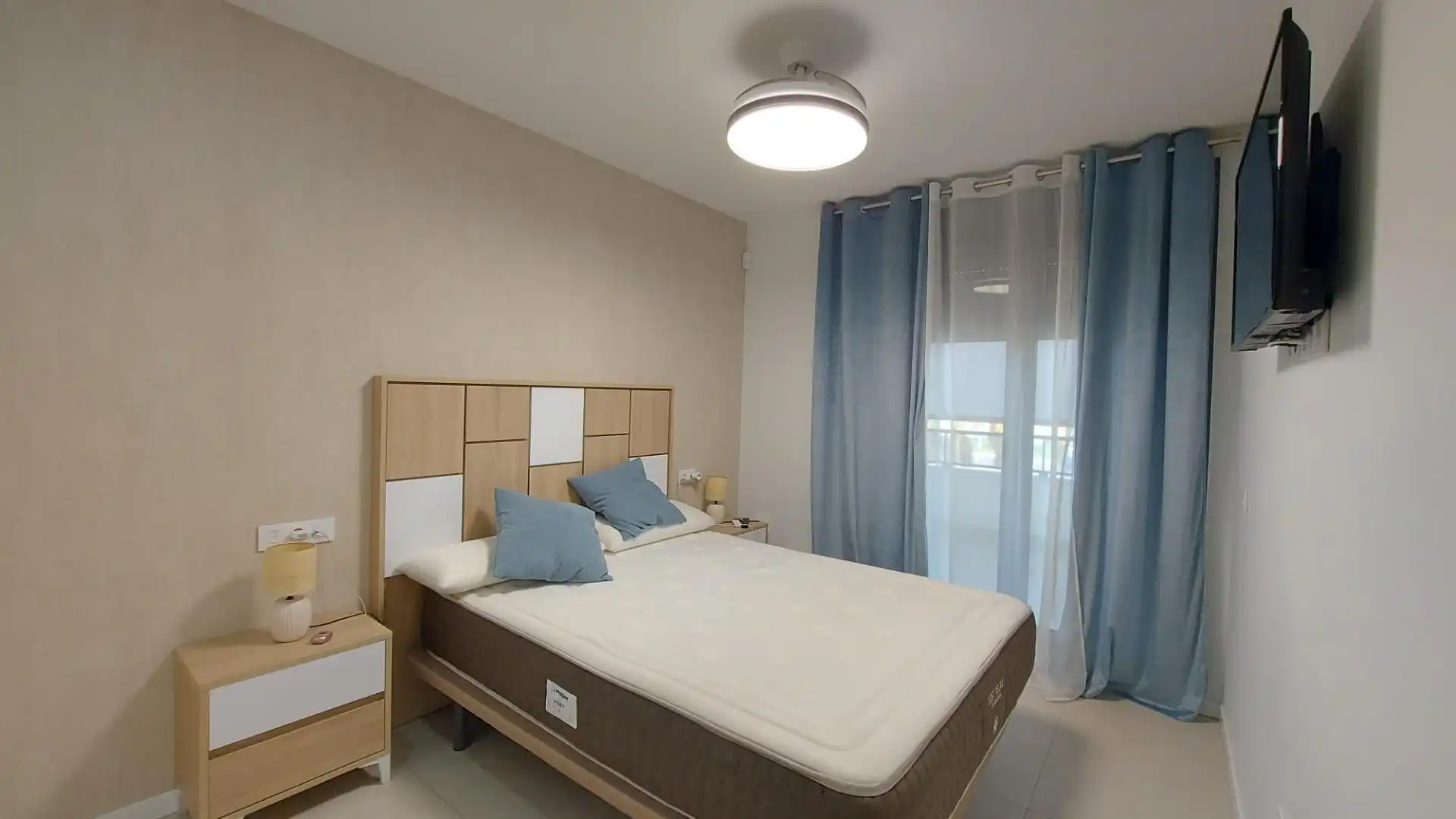 Dormitori de Apartament de lloguer en El Ejido amb Aire condicionat, Terrassa i Moblat